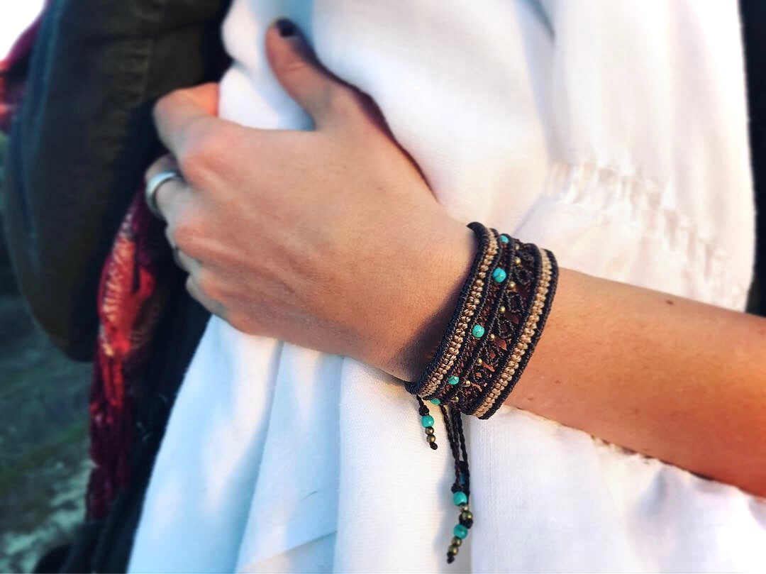 Pulseras y brazaletes de macramé con piedras y minerales