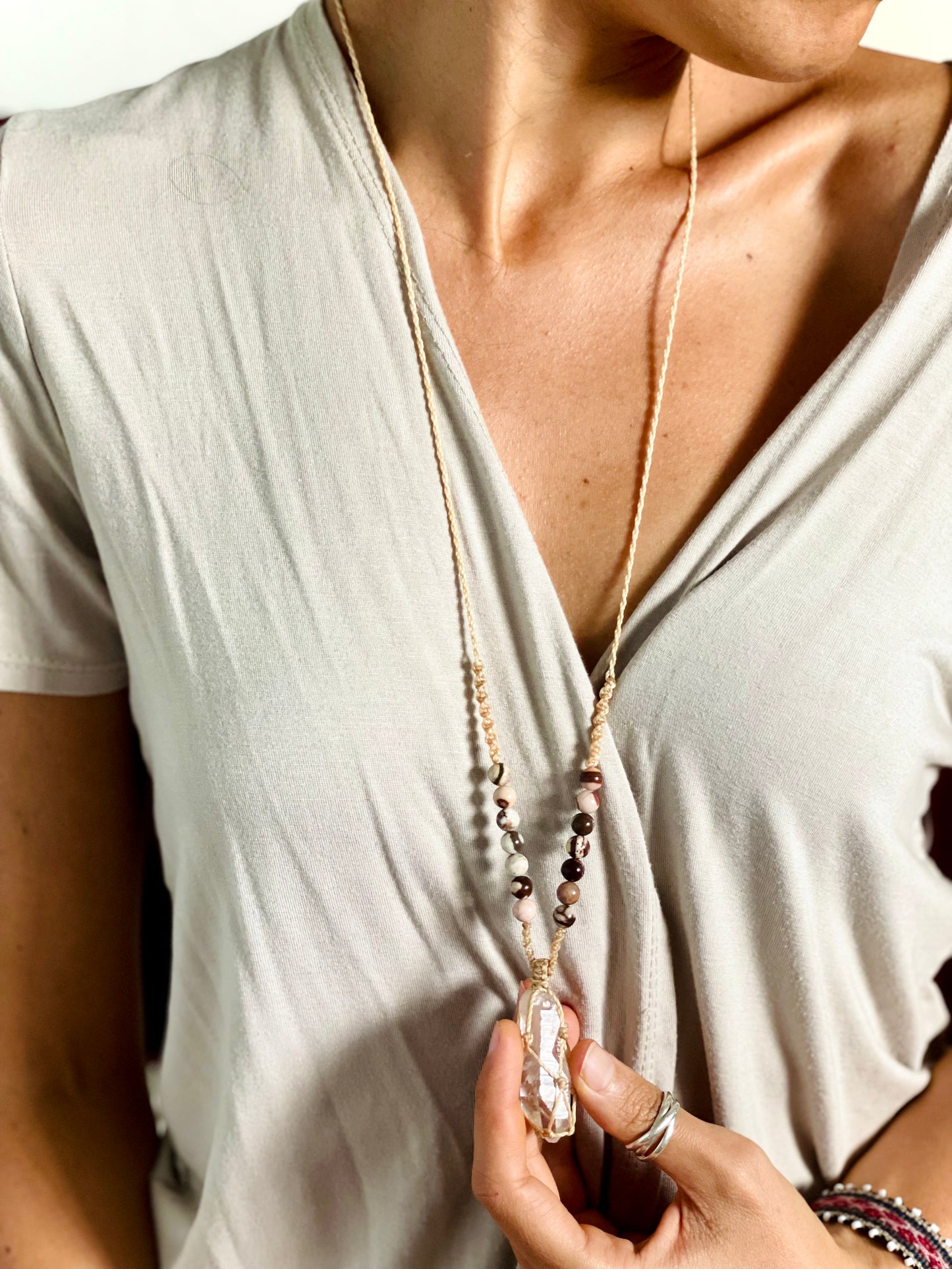 Amuleto punta de cuarzo con jaspe