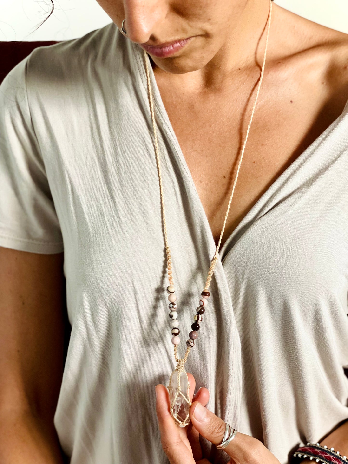 Amuleto punta de cuarzo con jaspe