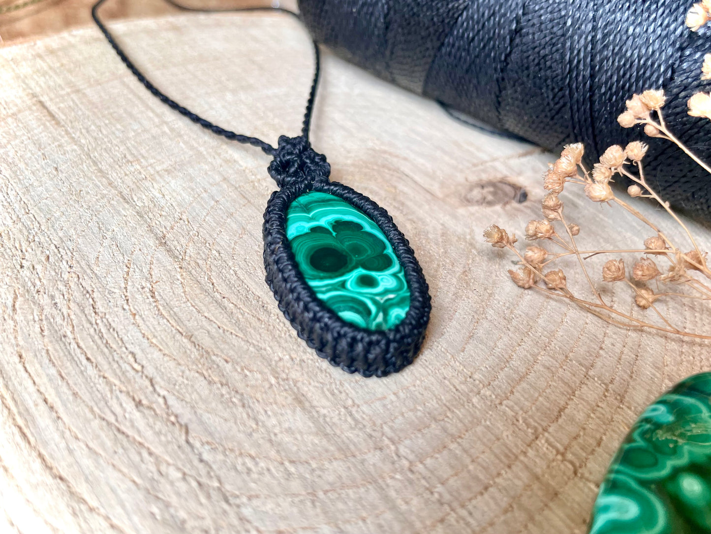 Colgante de hilo negro con malaquita