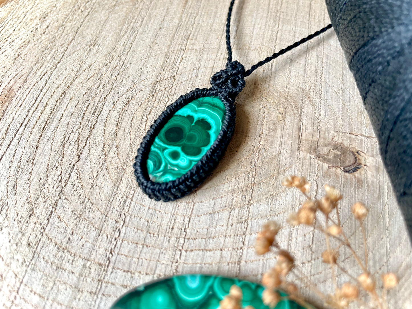 Colgante de hilo negro con malaquita