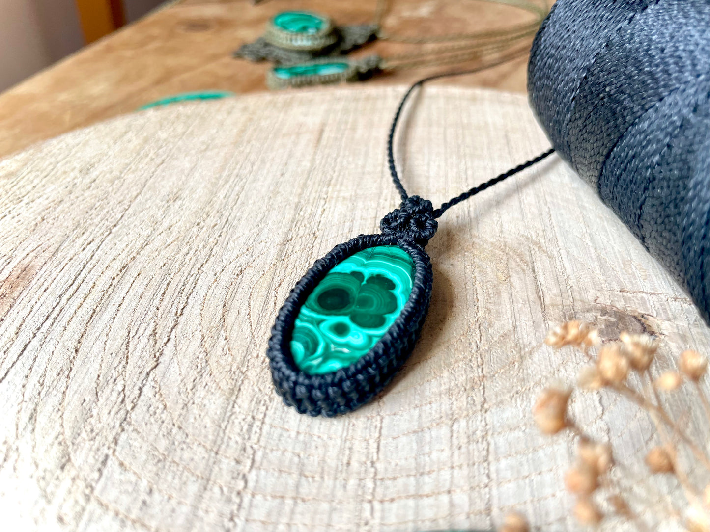 Colgante de hilo negro con malaquita