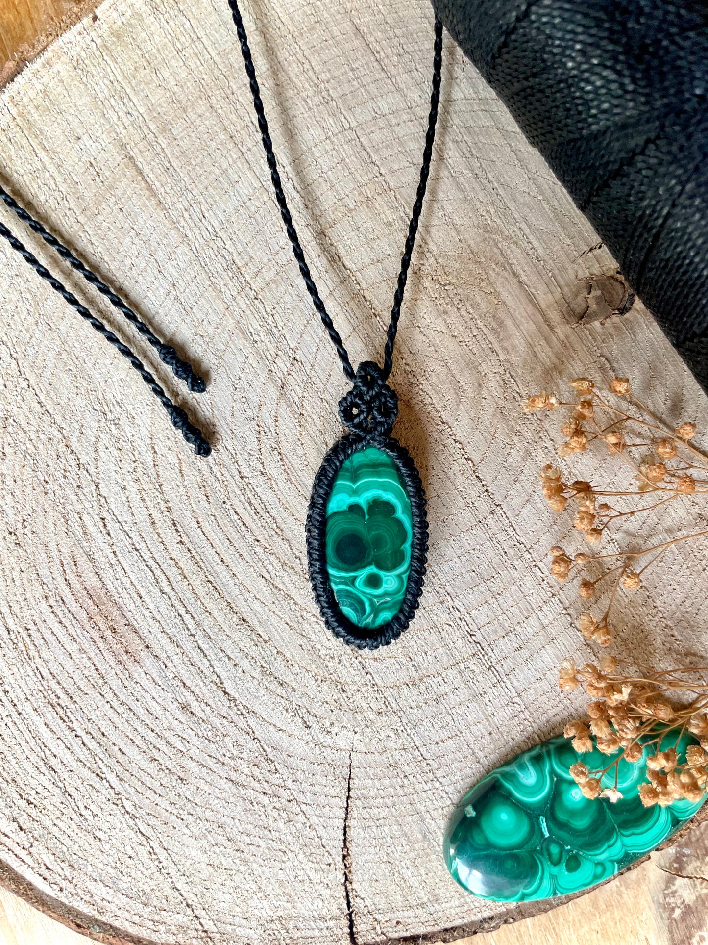 Colgante de hilo negro con malaquita