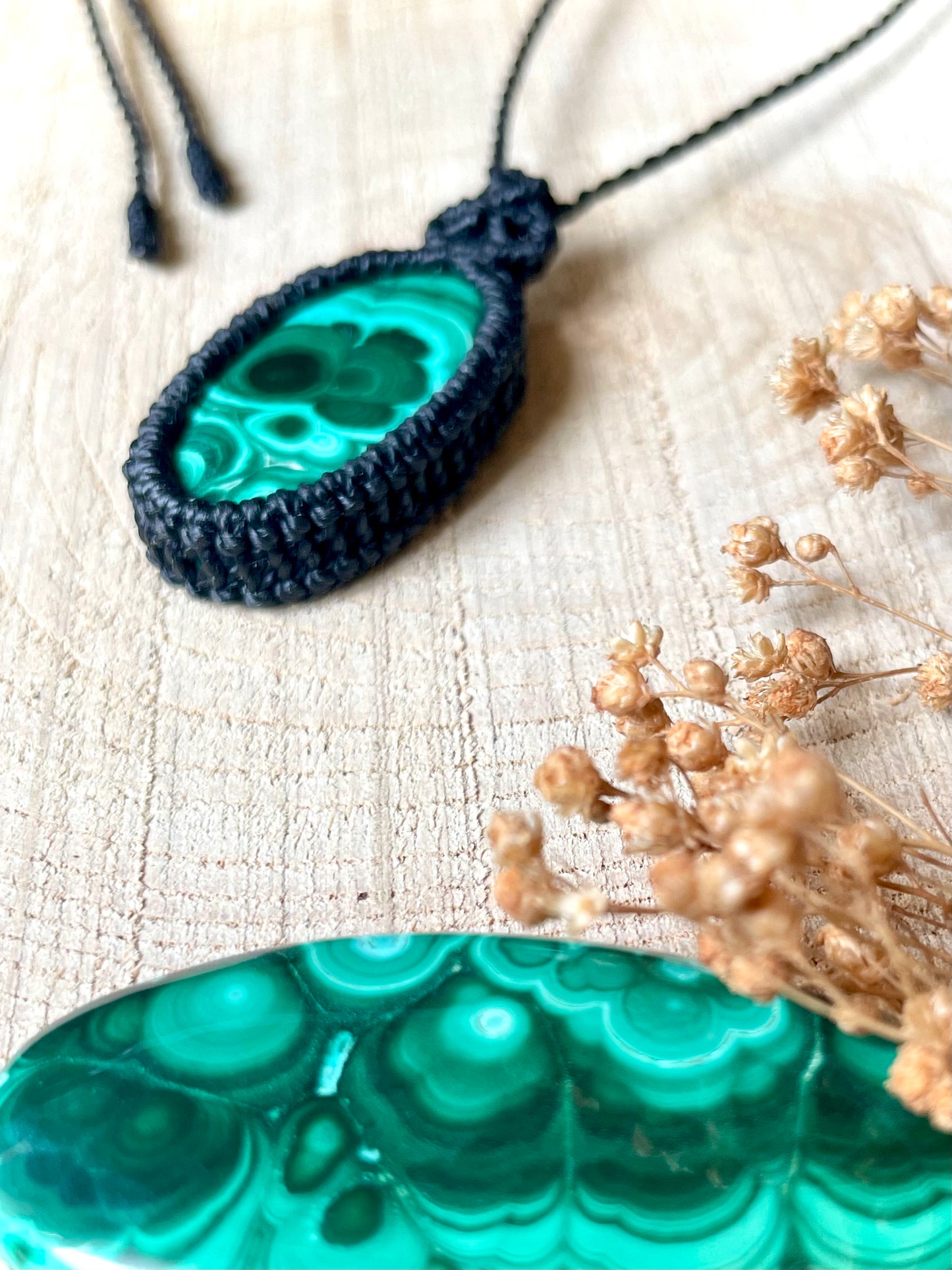 Colgante de hilo negro con malaquita