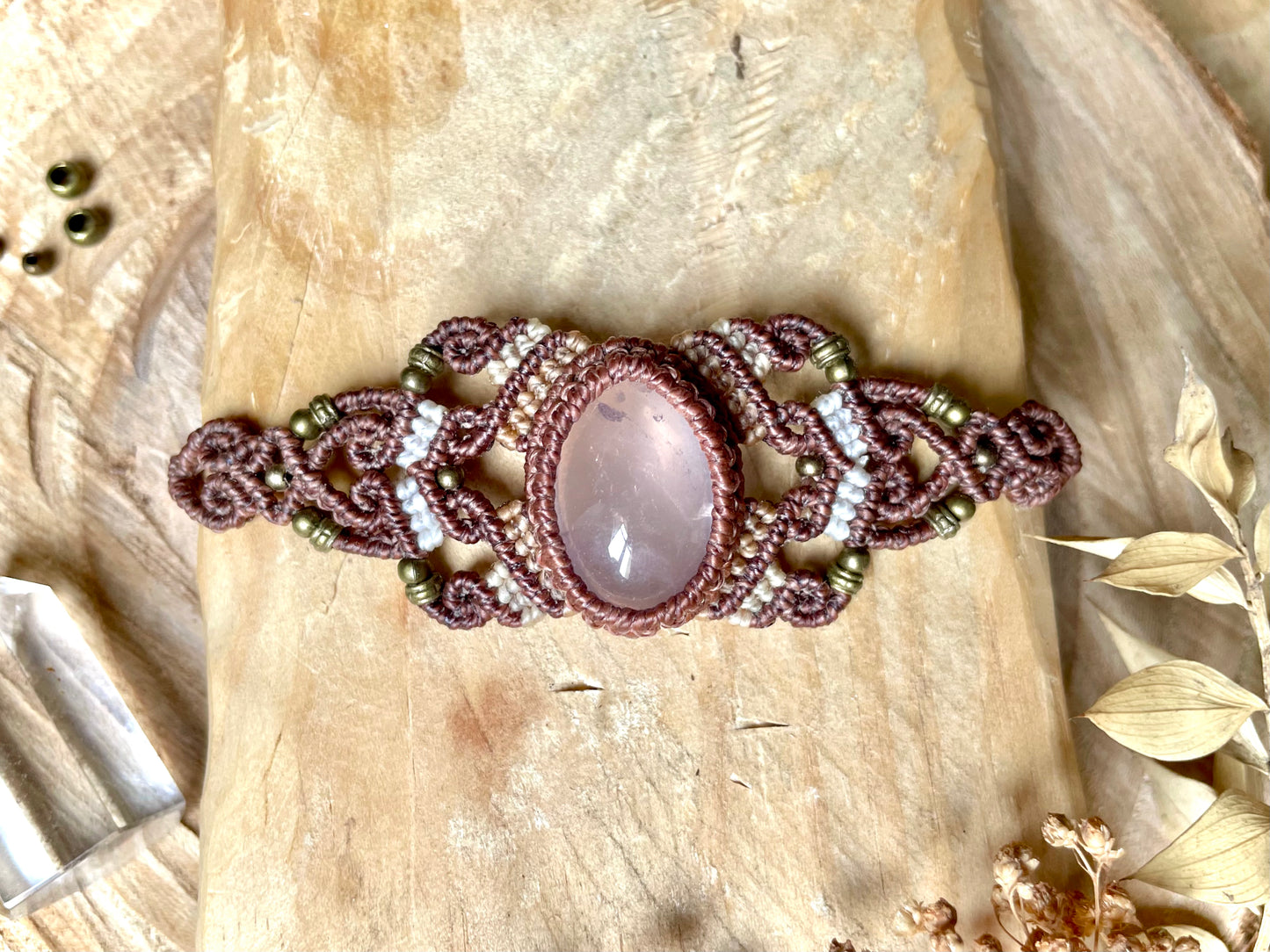 Brazalete con cuarzo rosa y detalles en latón