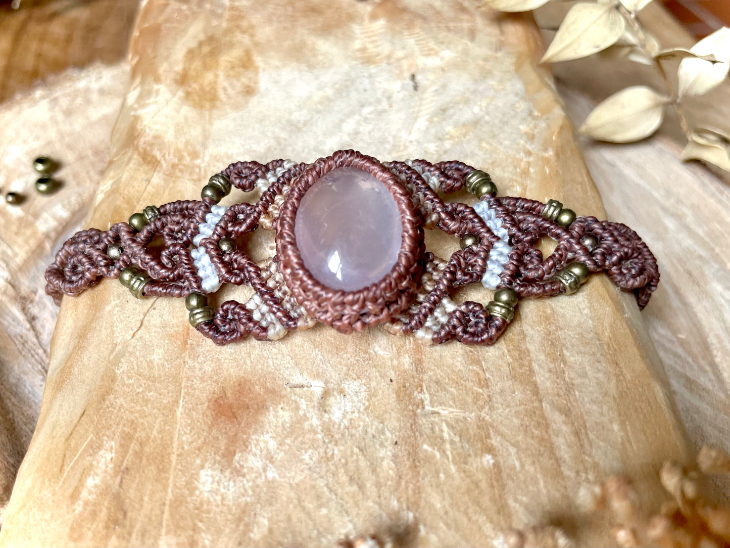 Brazalete con cuarzo rosa y detalles en latón