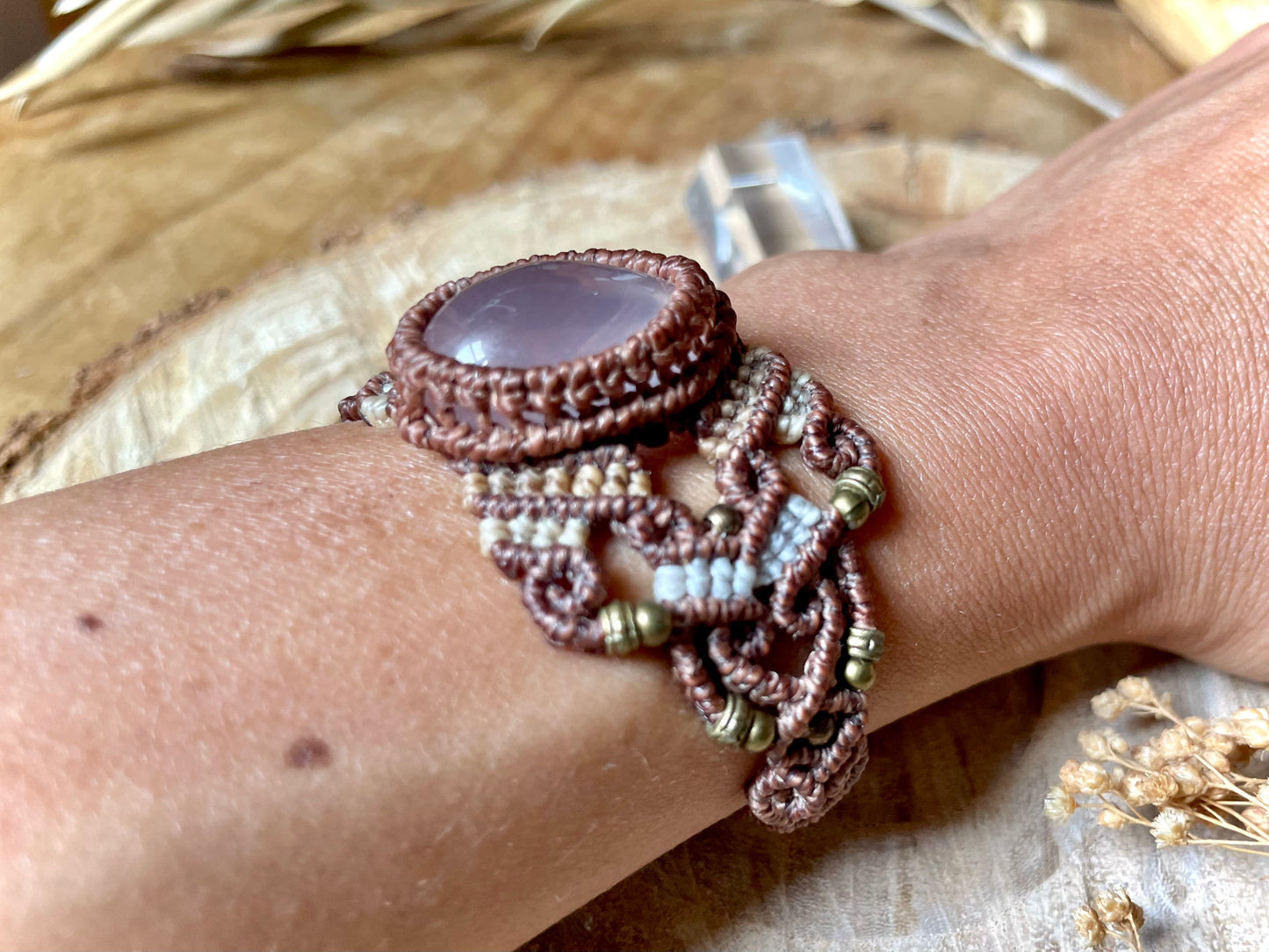 Brazalete con cuarzo rosa y detalles en latón