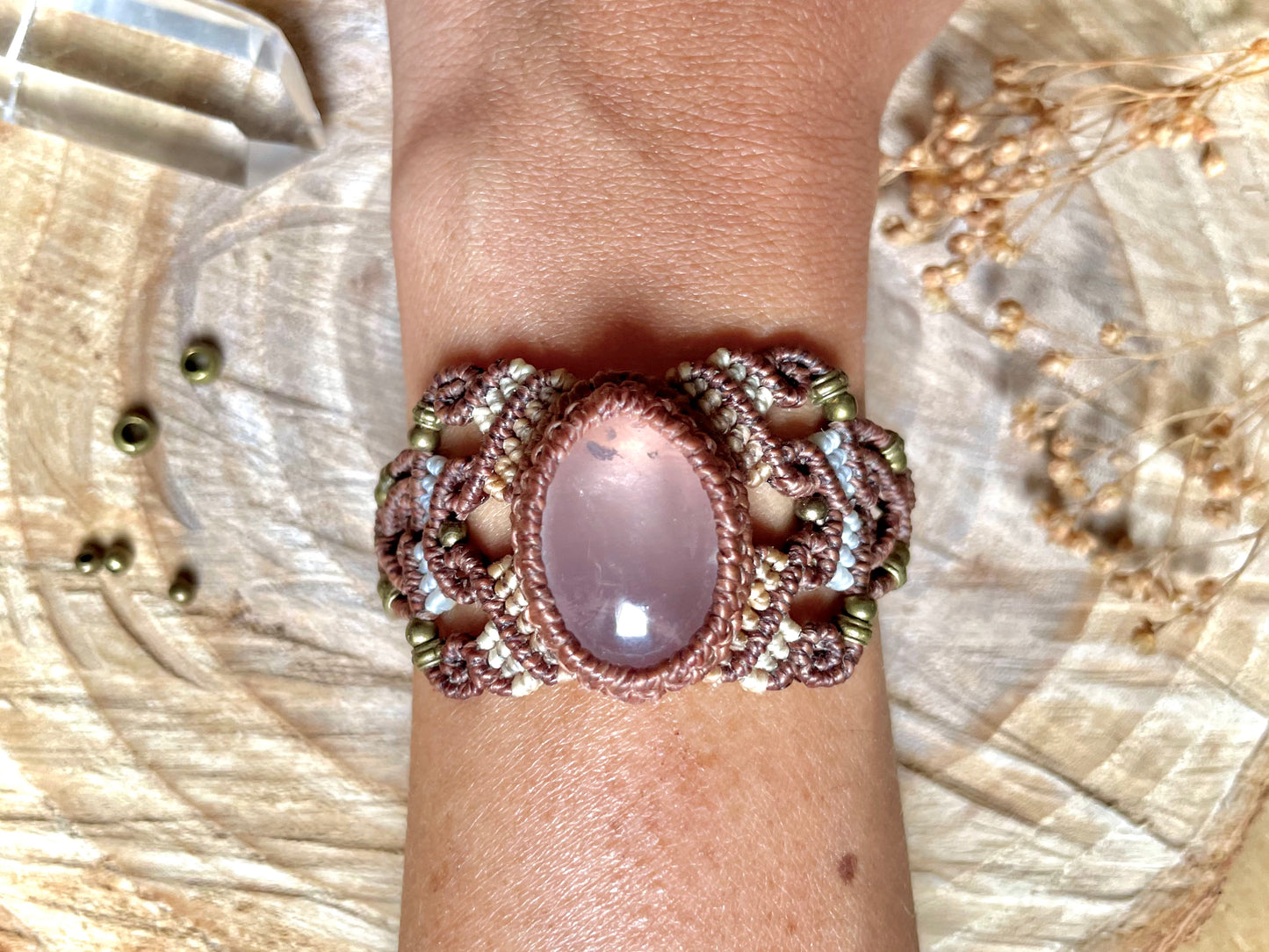 Brazalete con cuarzo rosa y detalles en latón