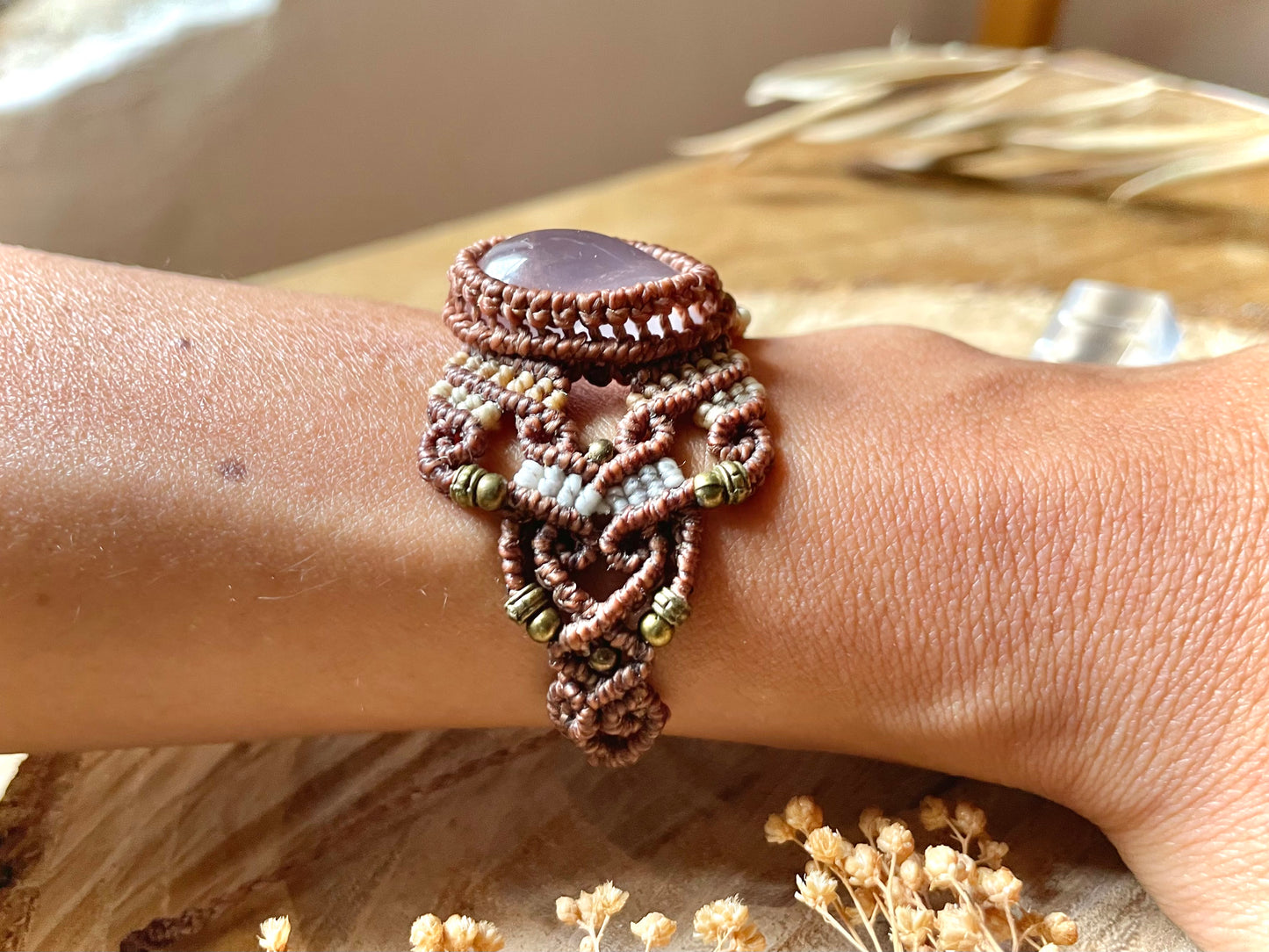 Brazalete con cuarzo rosa y detalles en latón