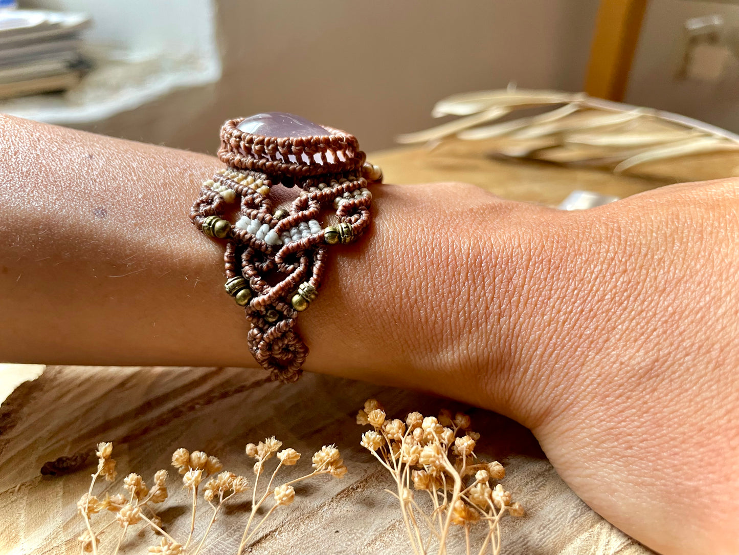 Brazalete con cuarzo rosa y detalles en latón
