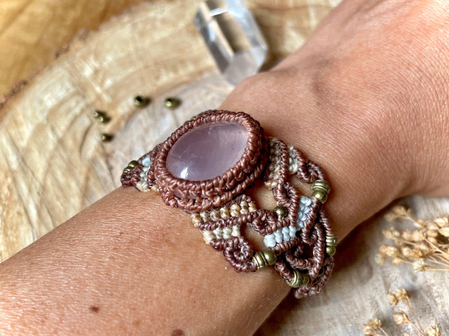 Brazalete con cuarzo rosa y detalles en latón