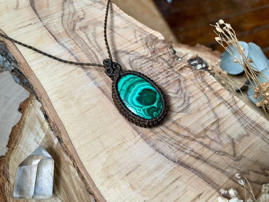 Colgante de hilo verde con malaquita