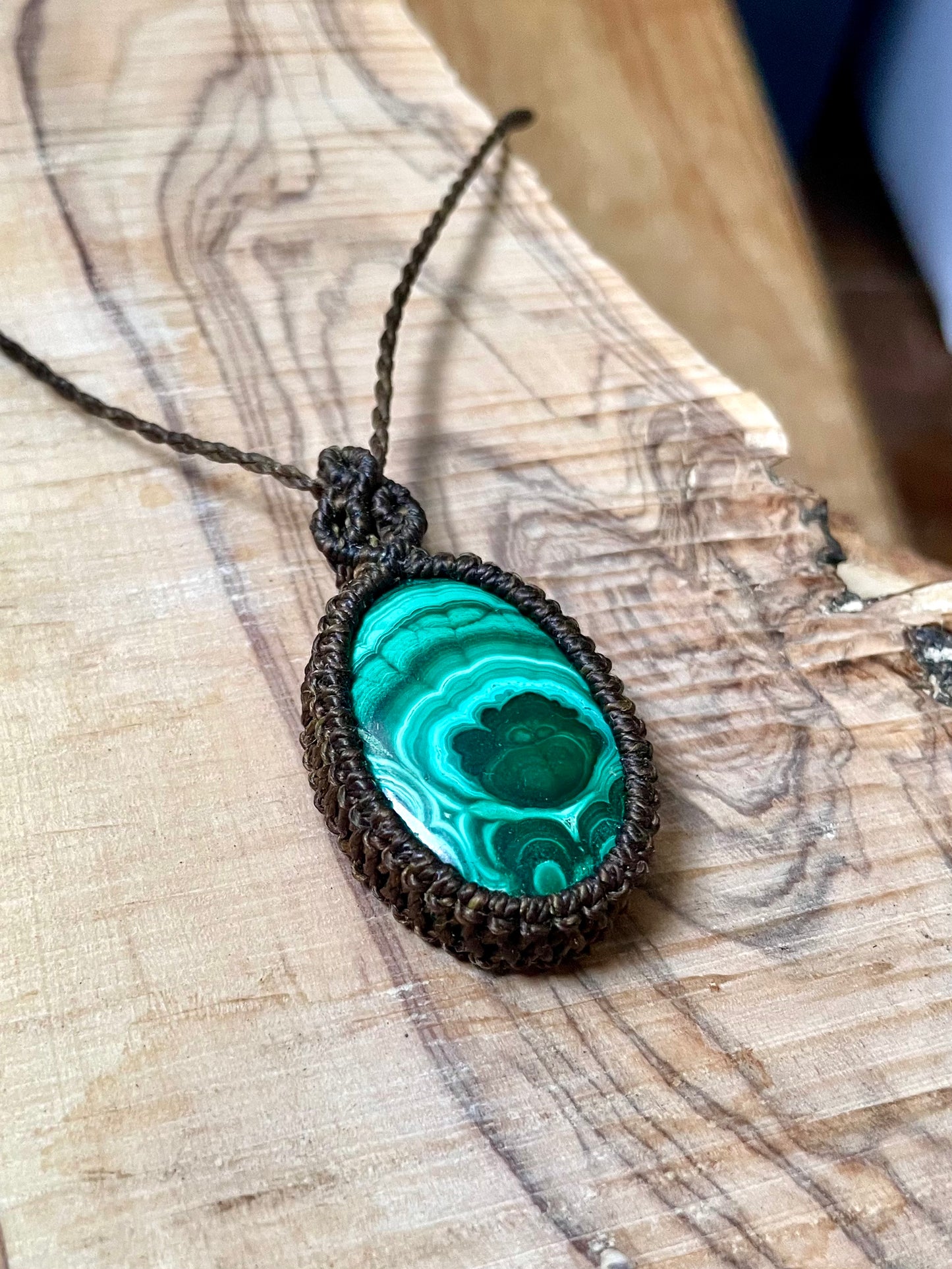 Colgante de hilo verde con malaquita