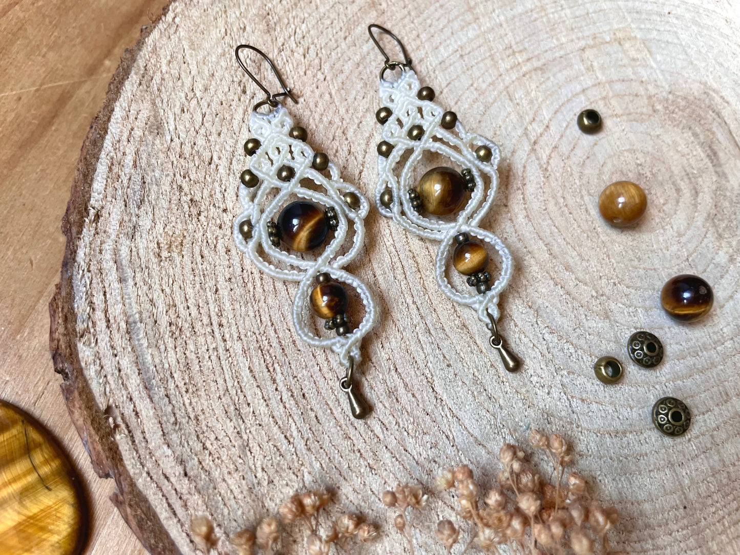 Pendientes en blanco con ojo de tigre