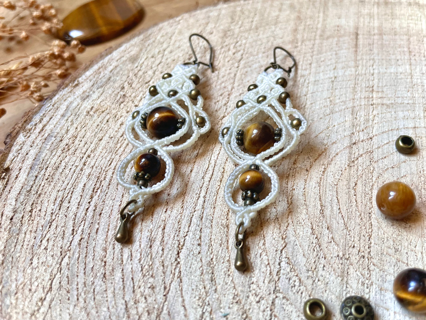 Pendientes en blanco con ojo de tigre