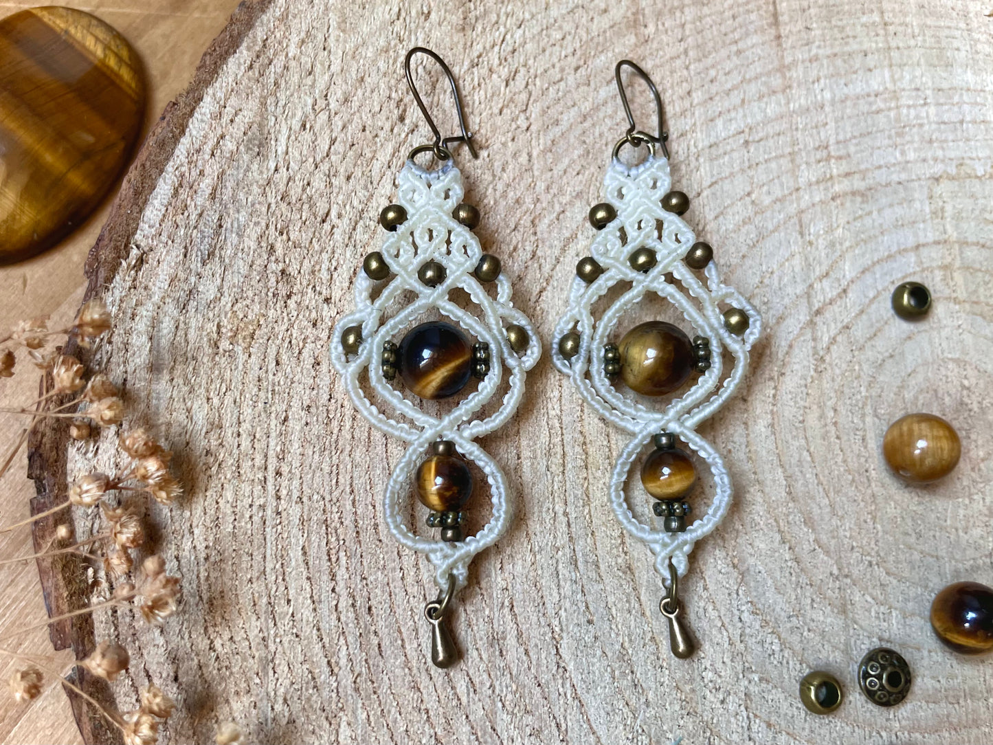 Pendientes en blanco con ojo de tigre