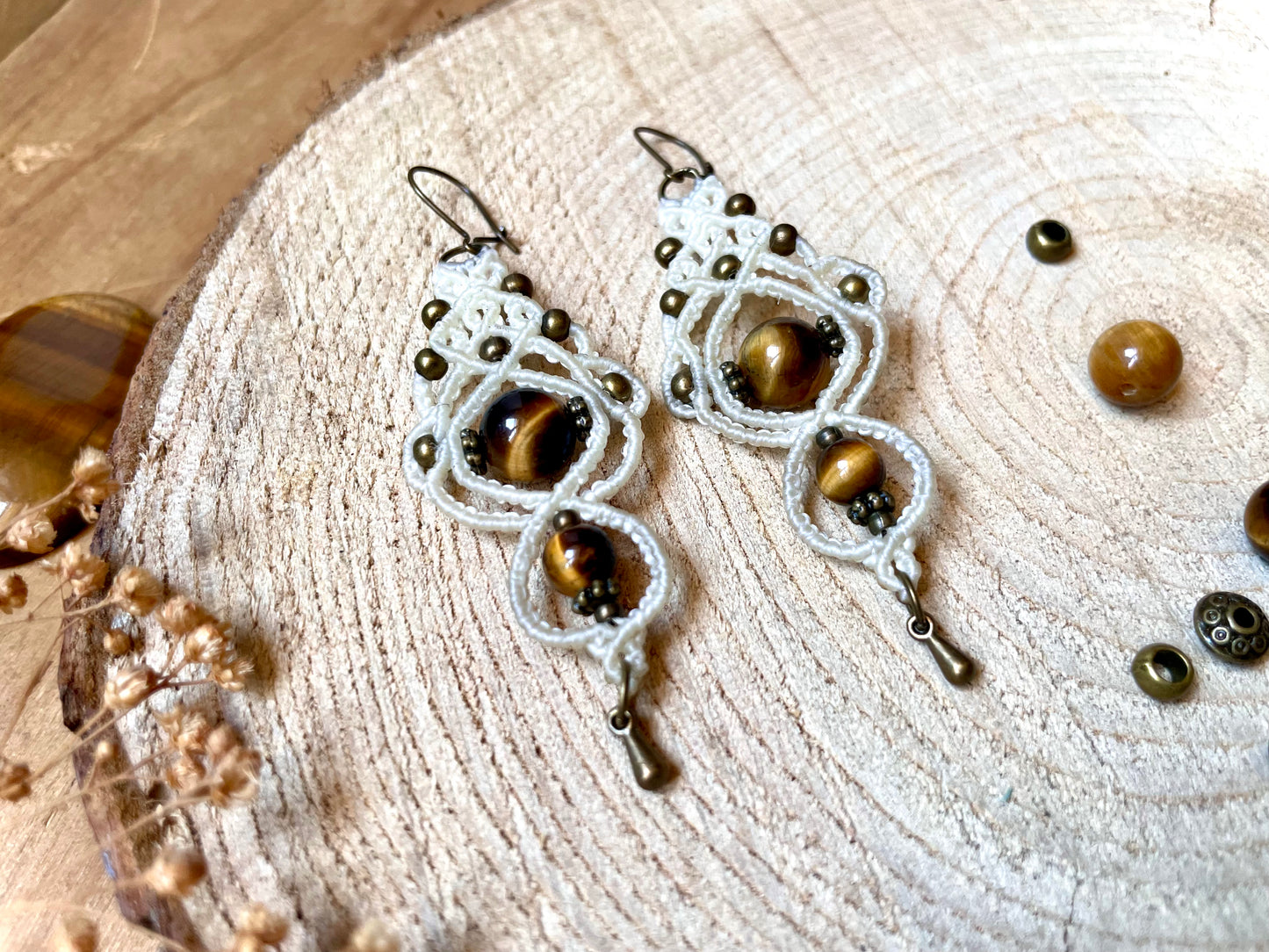 Pendientes en blanco con ojo de tigre