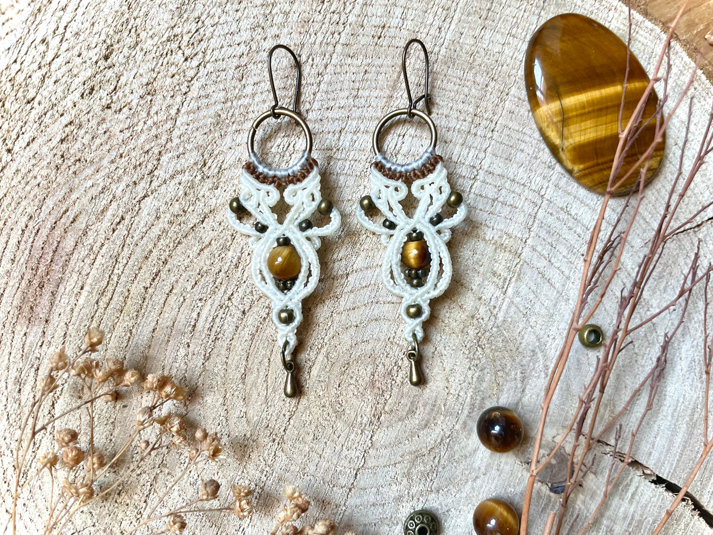 Pendientes pequeños de ojo de tigre en blanco