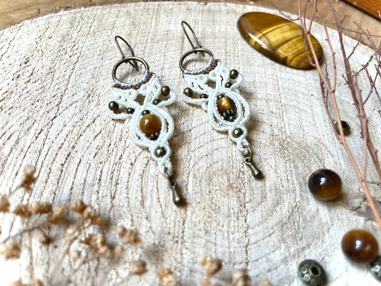 Pendientes pequeños de ojo de tigre en blanco