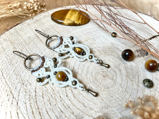 Pendientes pequeños de ojo de tigre en blanco