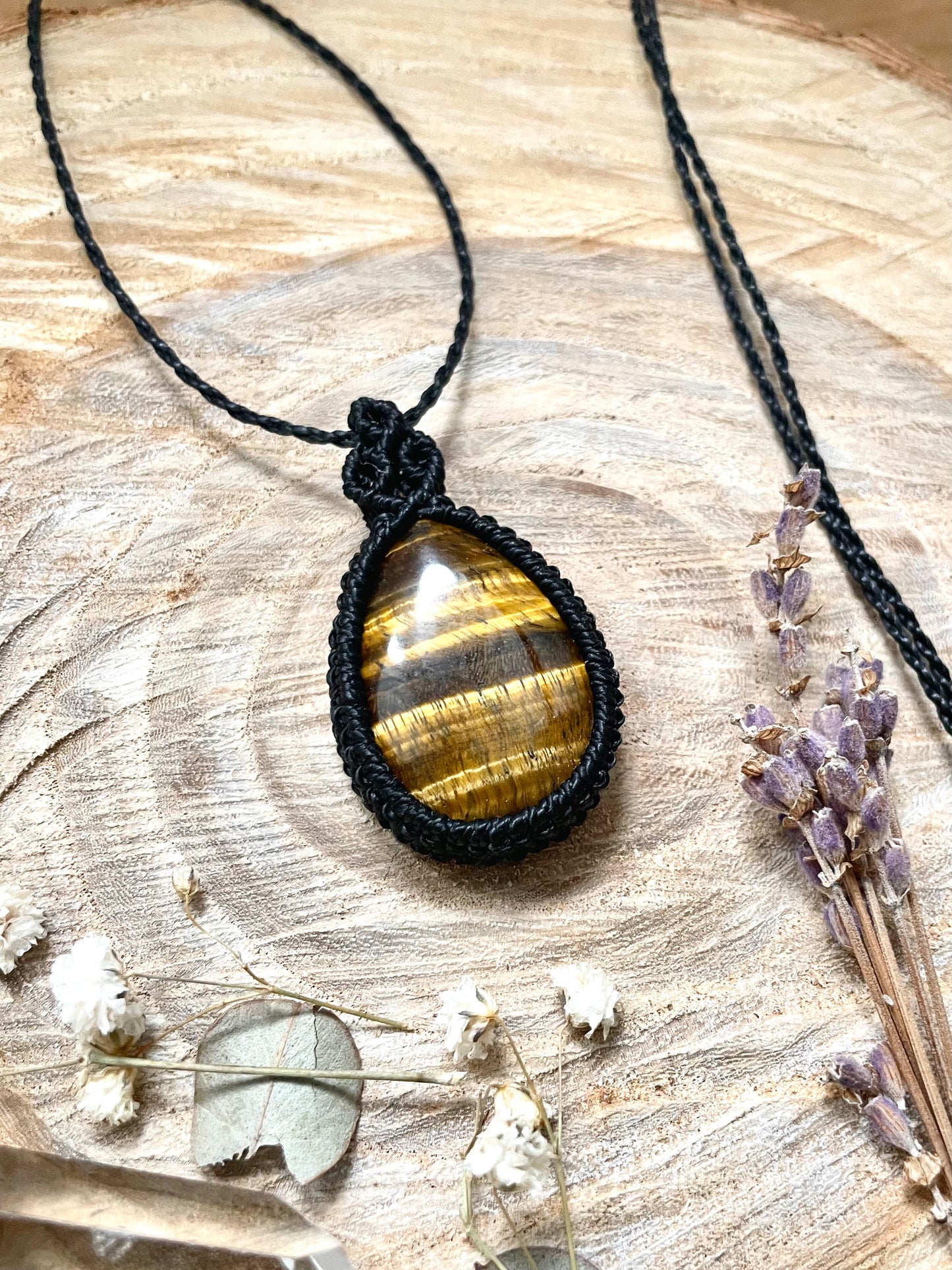 Colgante en negro con ojo de tigre