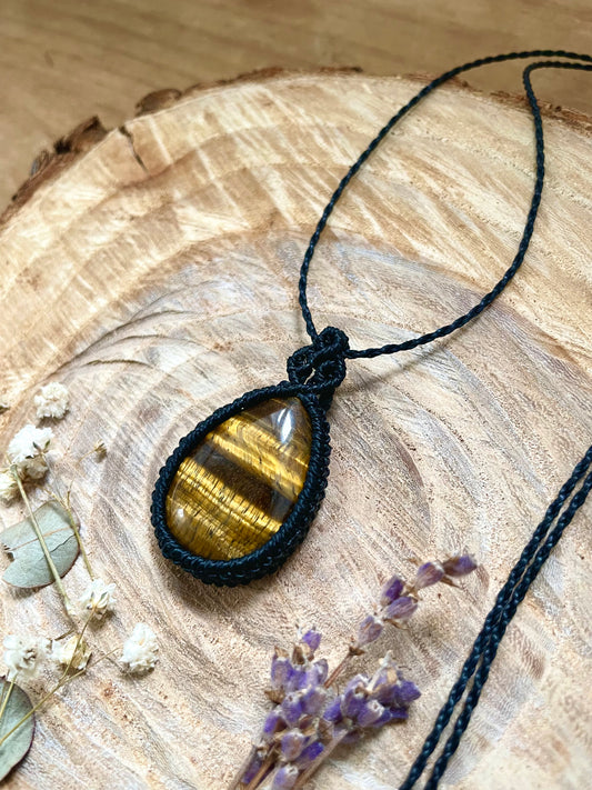 Colgante en negro con ojo de tigre