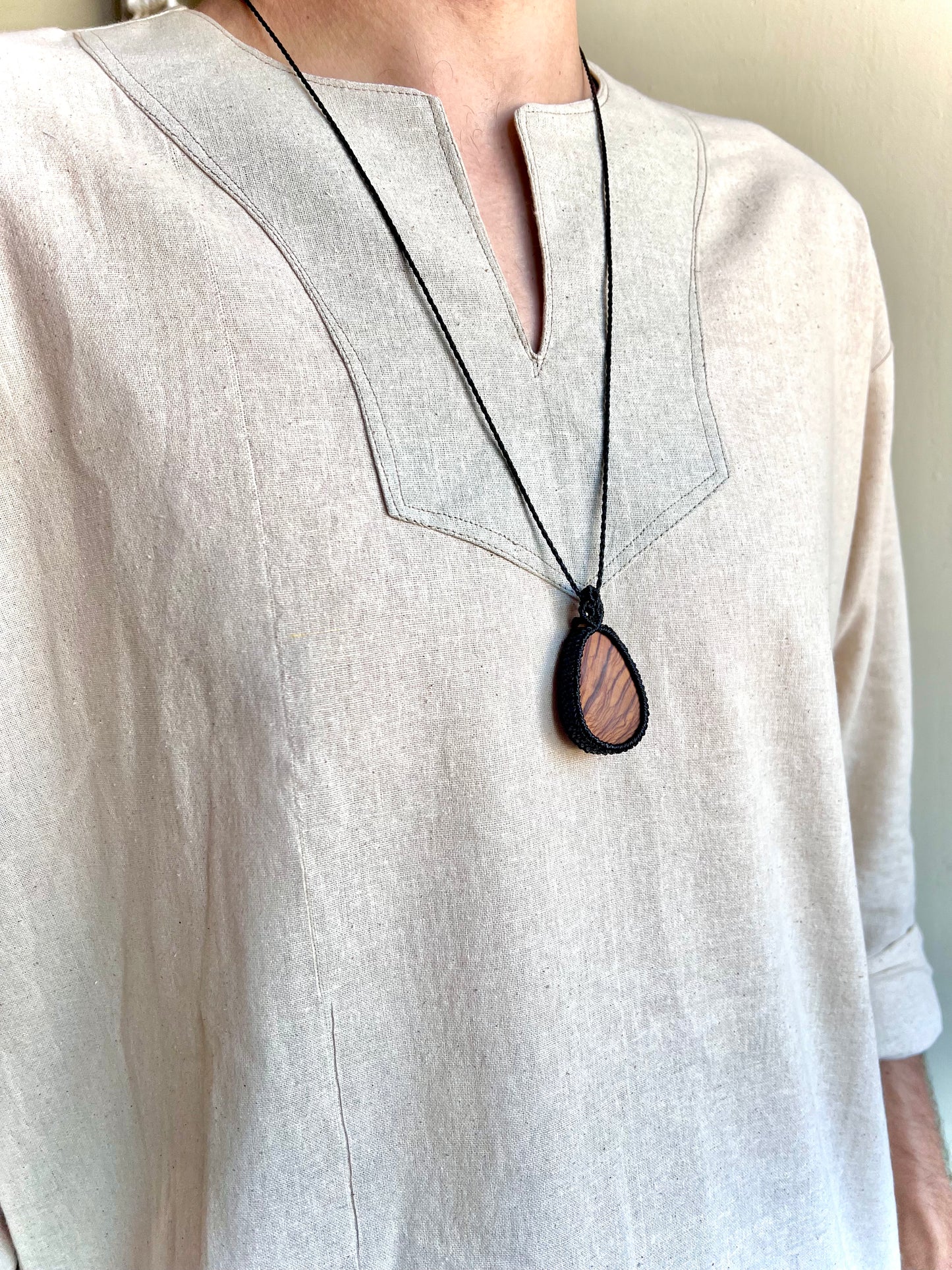 Colgantes en color oscuro con madera de olivo