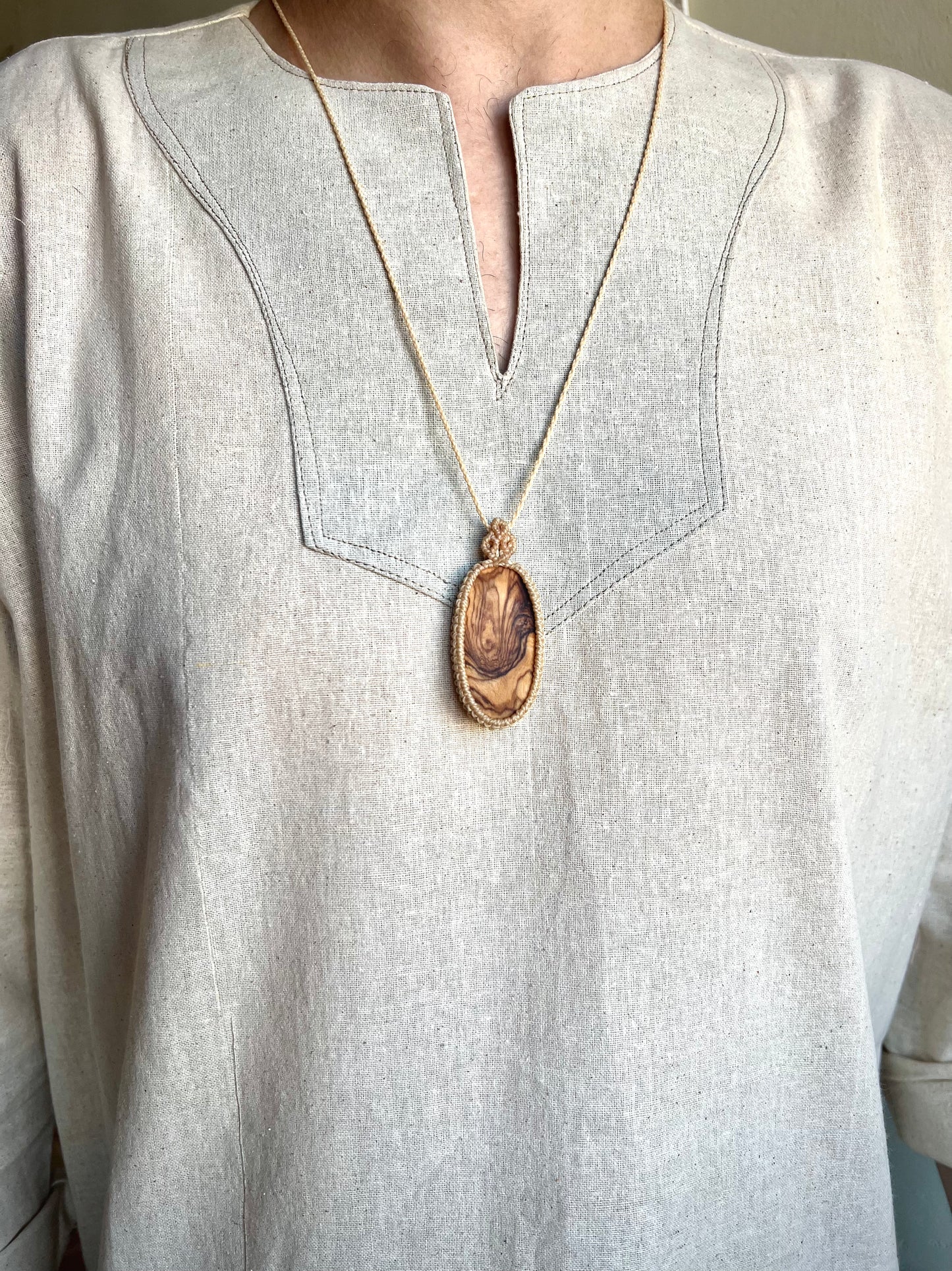 Colgantes en color claro con madera de olivo