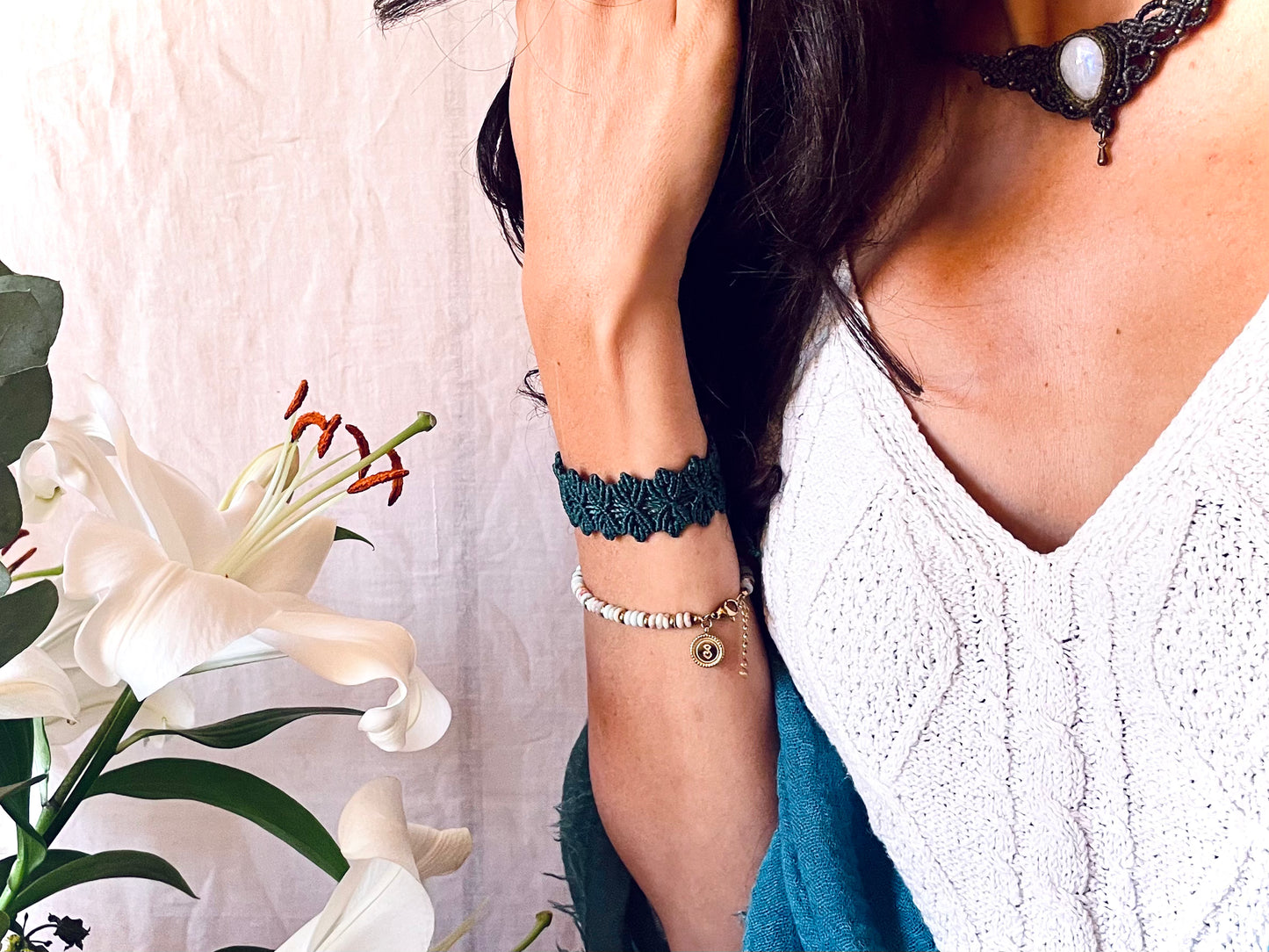 Pulseras de hilo en varios colores