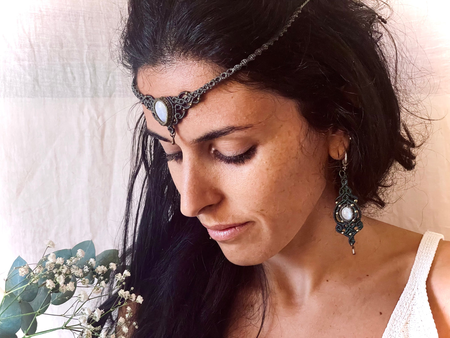 Tiara o gargantilla de piedra de luna en azul y verde