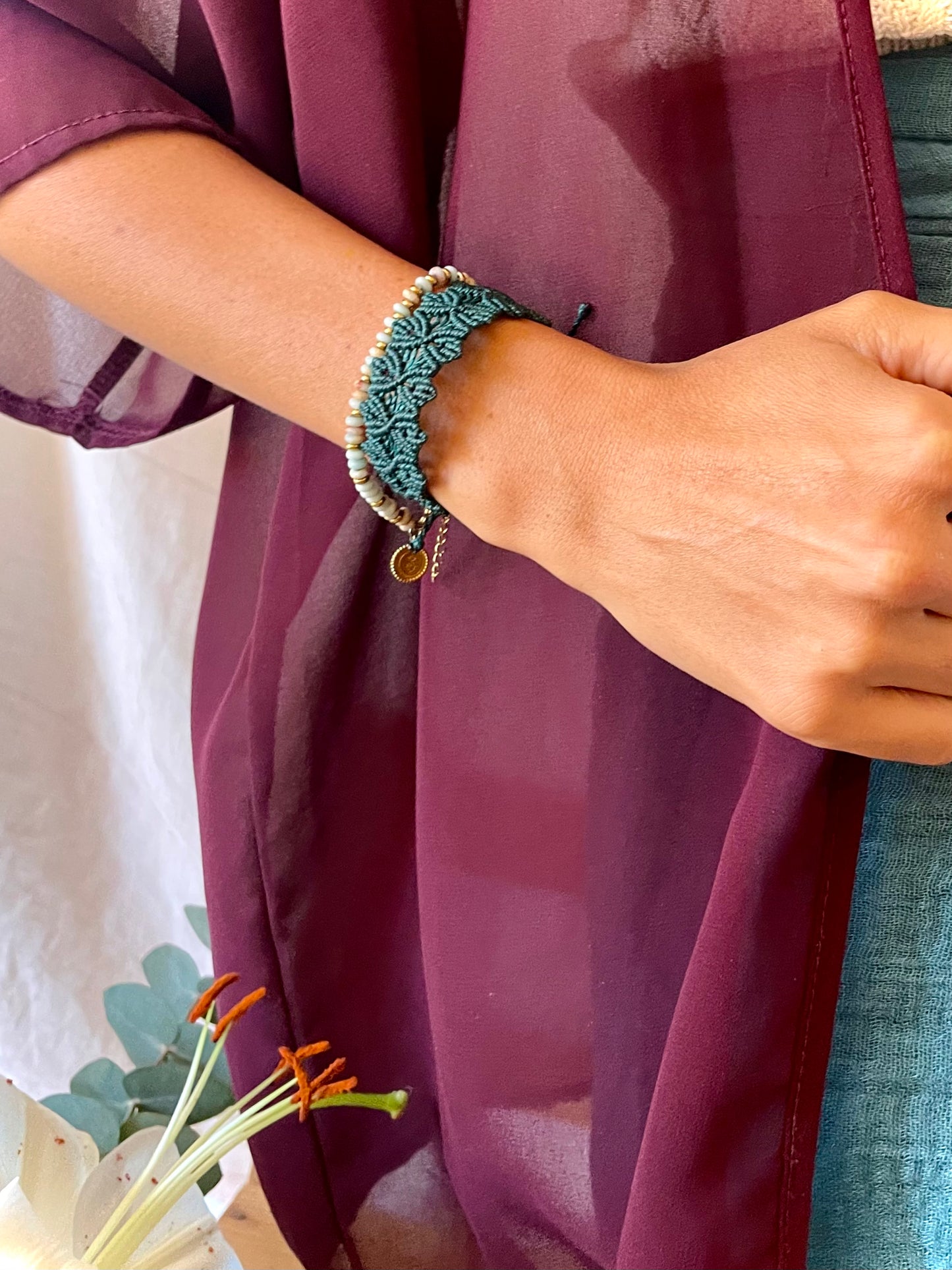 Pulseras de hilo en varios colores