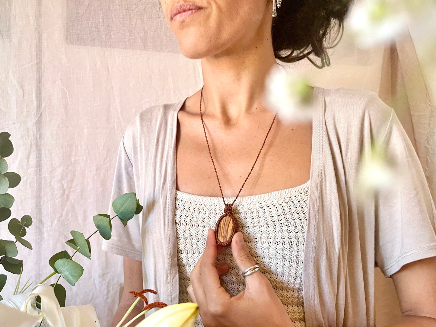 Colgantes en color oscuro con madera de olivo