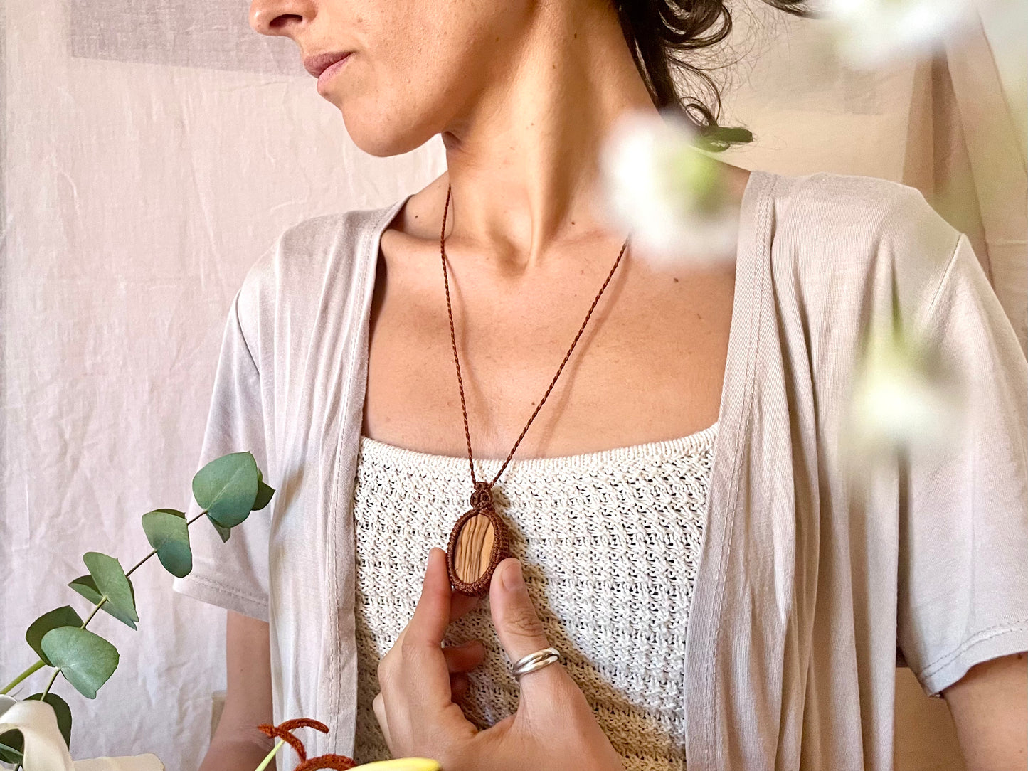 Colgantes en color oscuro con madera de olivo