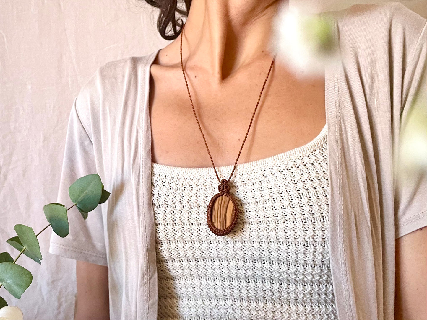 Colgantes en color oscuro con madera de olivo