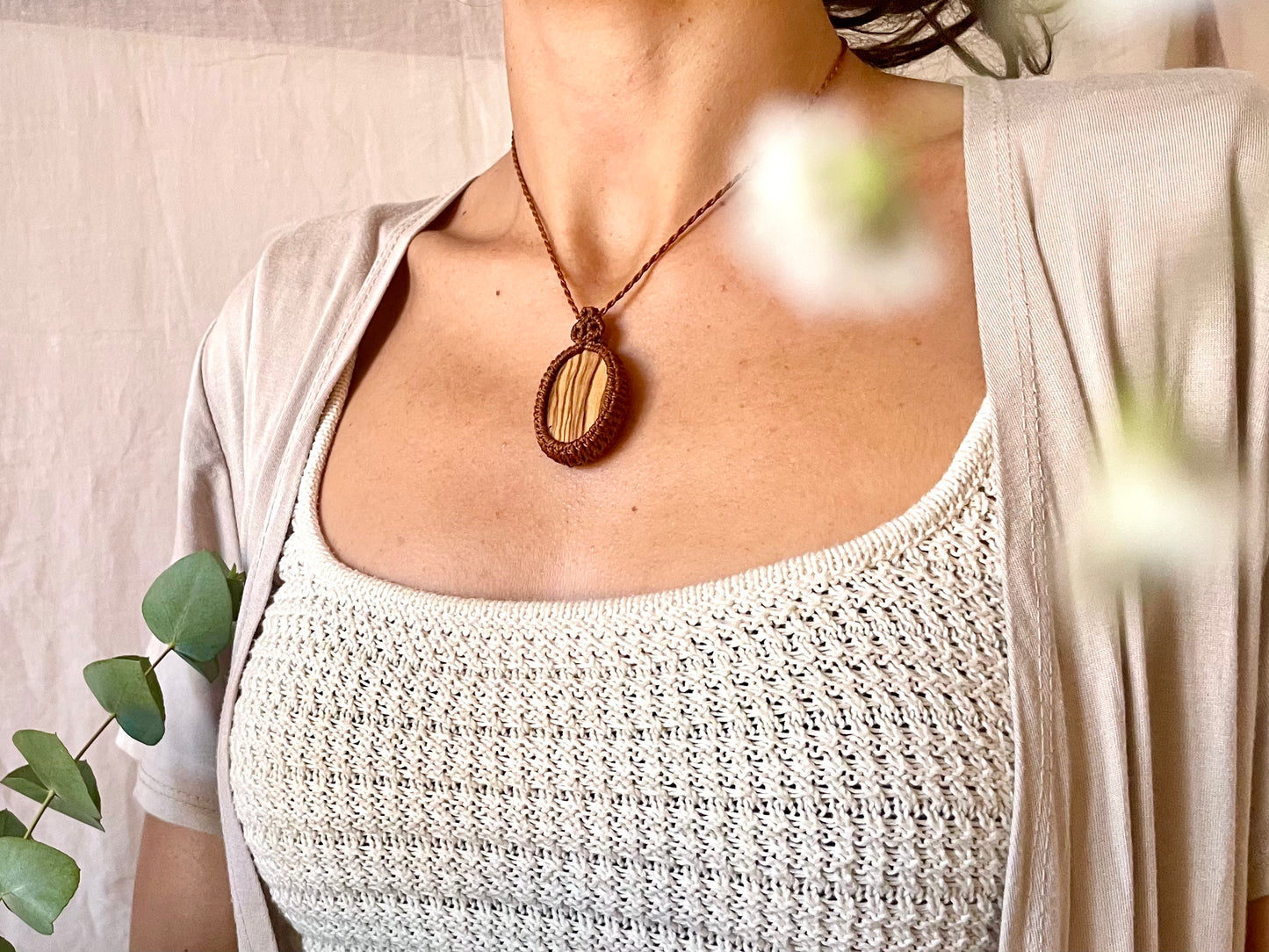 Colgantes en color oscuro con madera de olivo