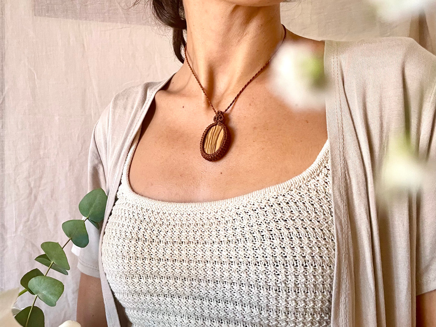 Colgantes en color claro con madera de olivo