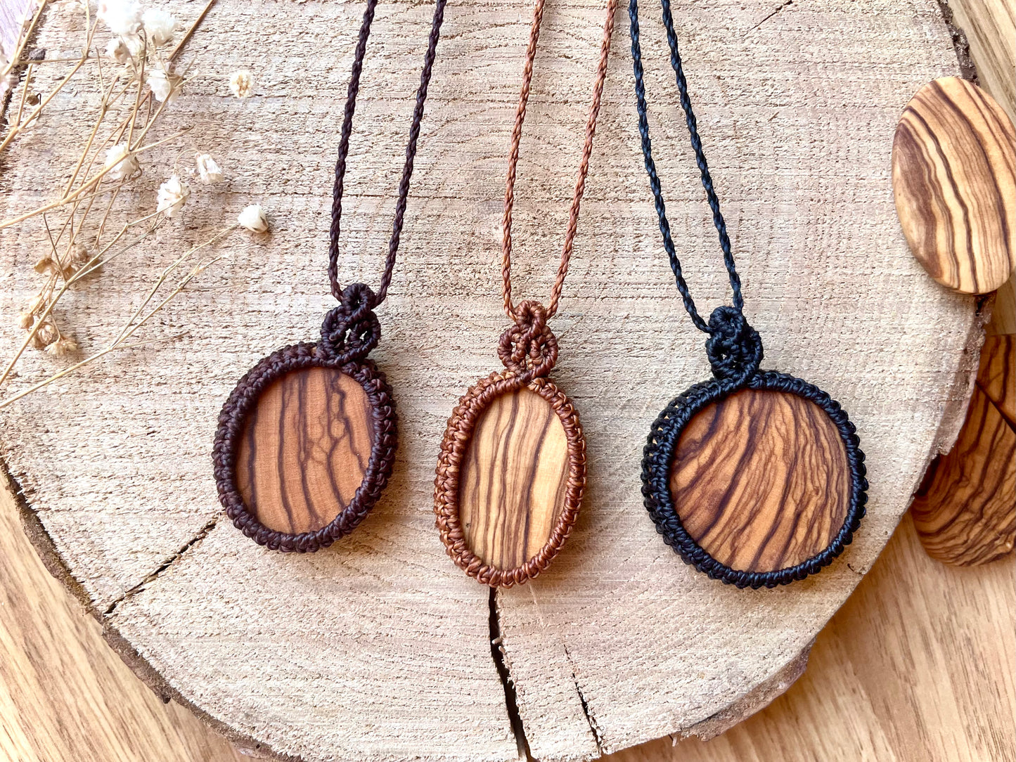 Colgantes en color oscuro con madera de olivo