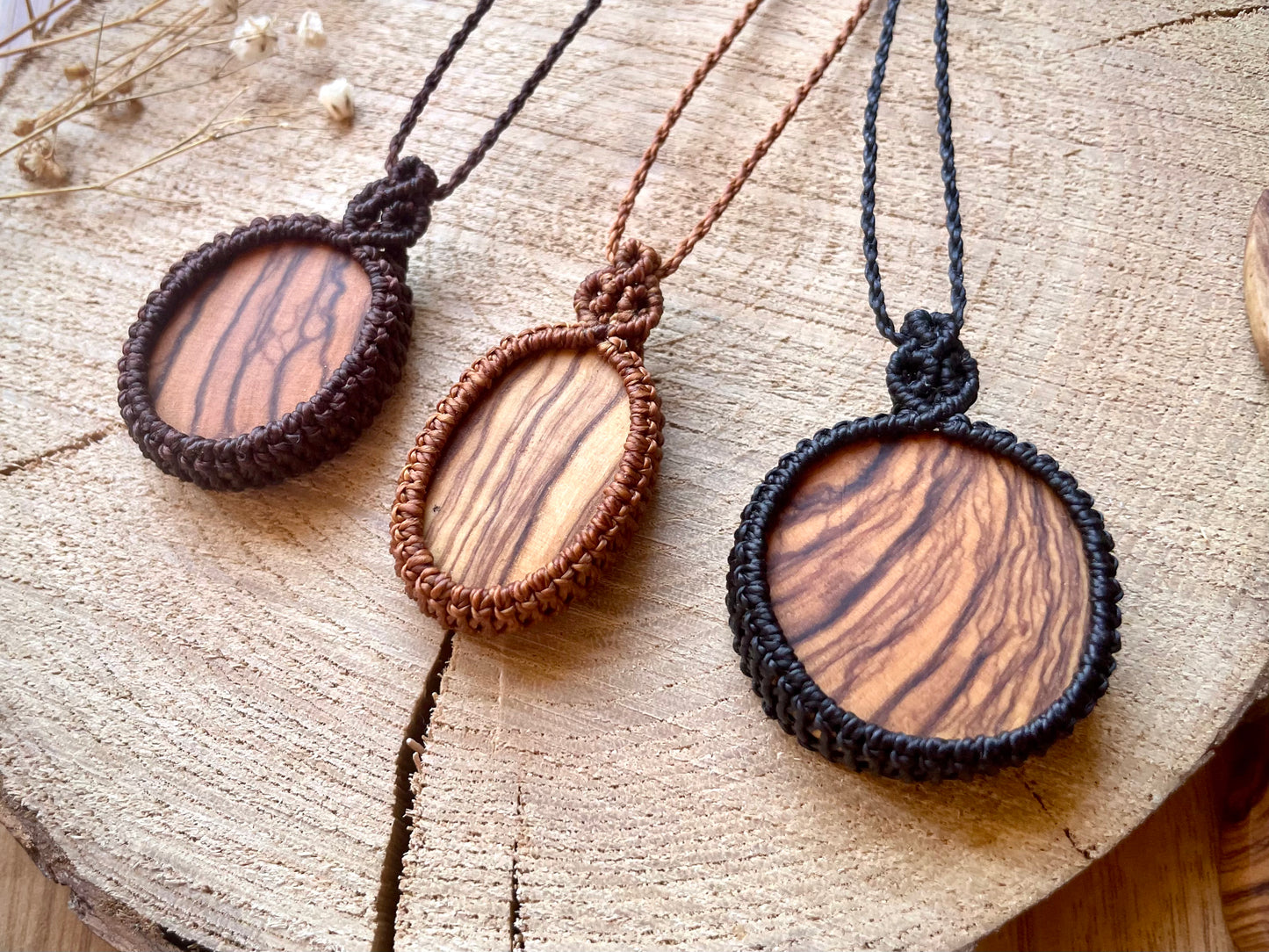 Colgantes en color oscuro con madera de olivo