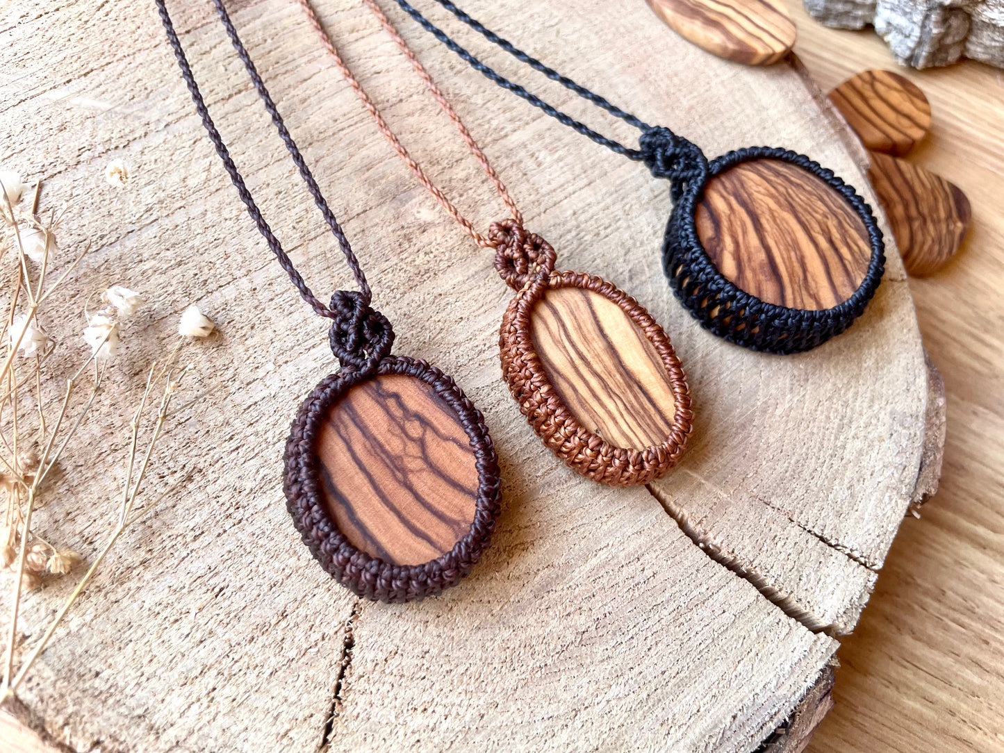 Colgantes en color oscuro con madera de olivo