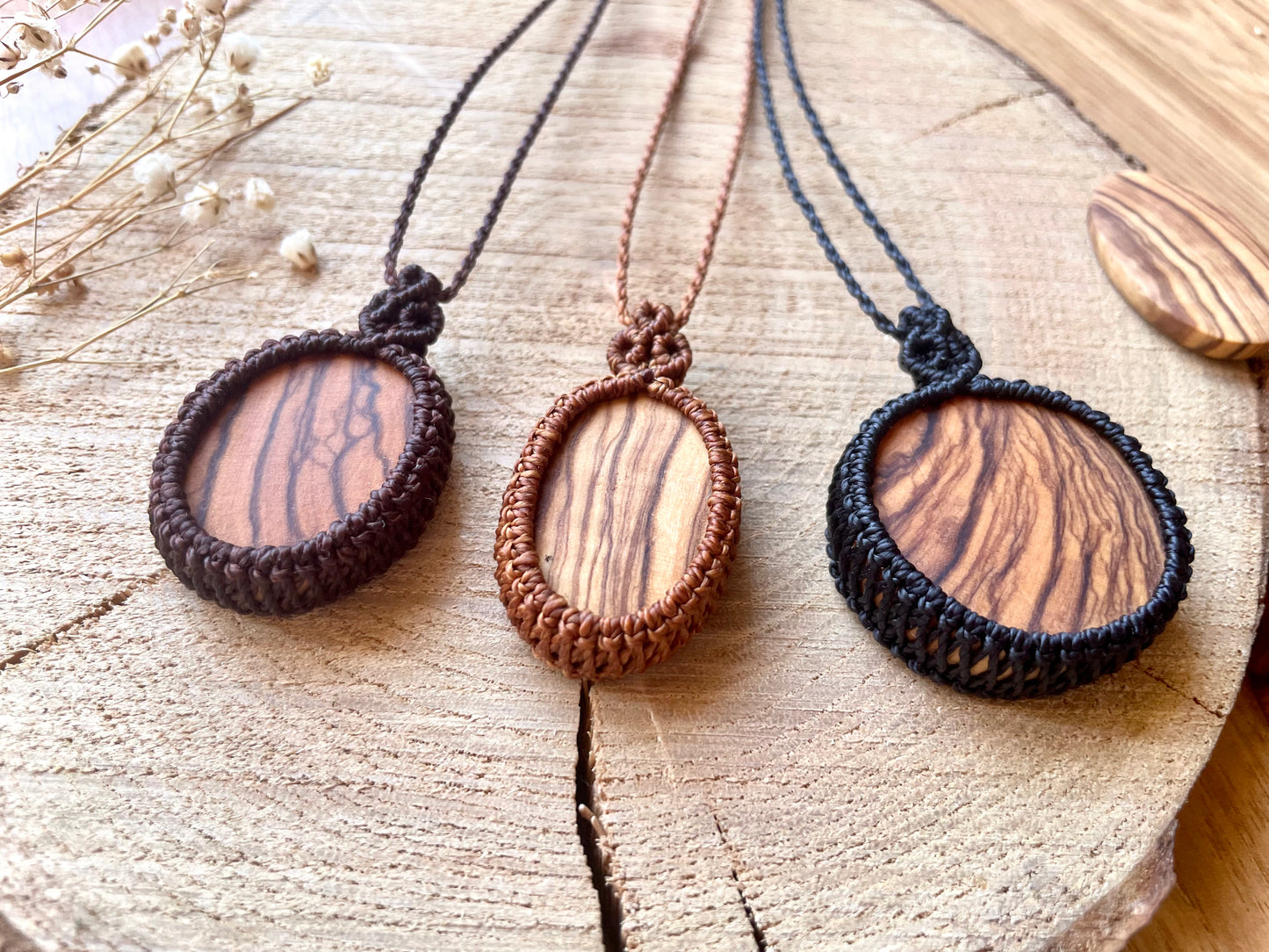 Colgantes en color oscuro con madera de olivo