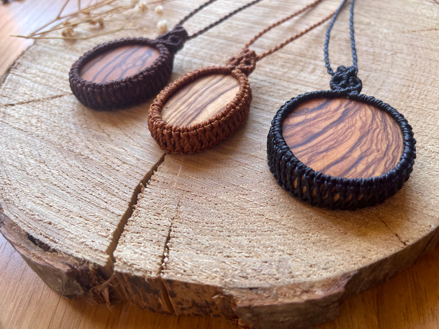 Colgantes en color oscuro con madera de olivo