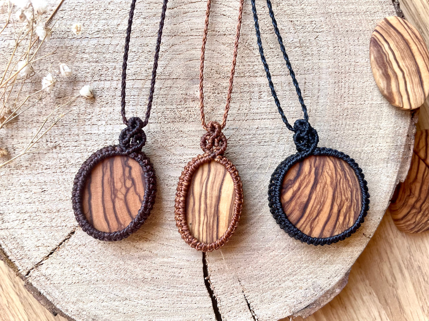 Colgantes en color oscuro con madera de olivo