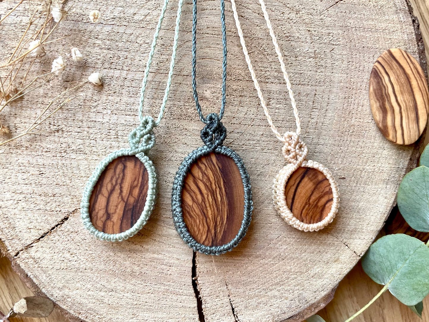 Colgantes en color claro con madera de olivo