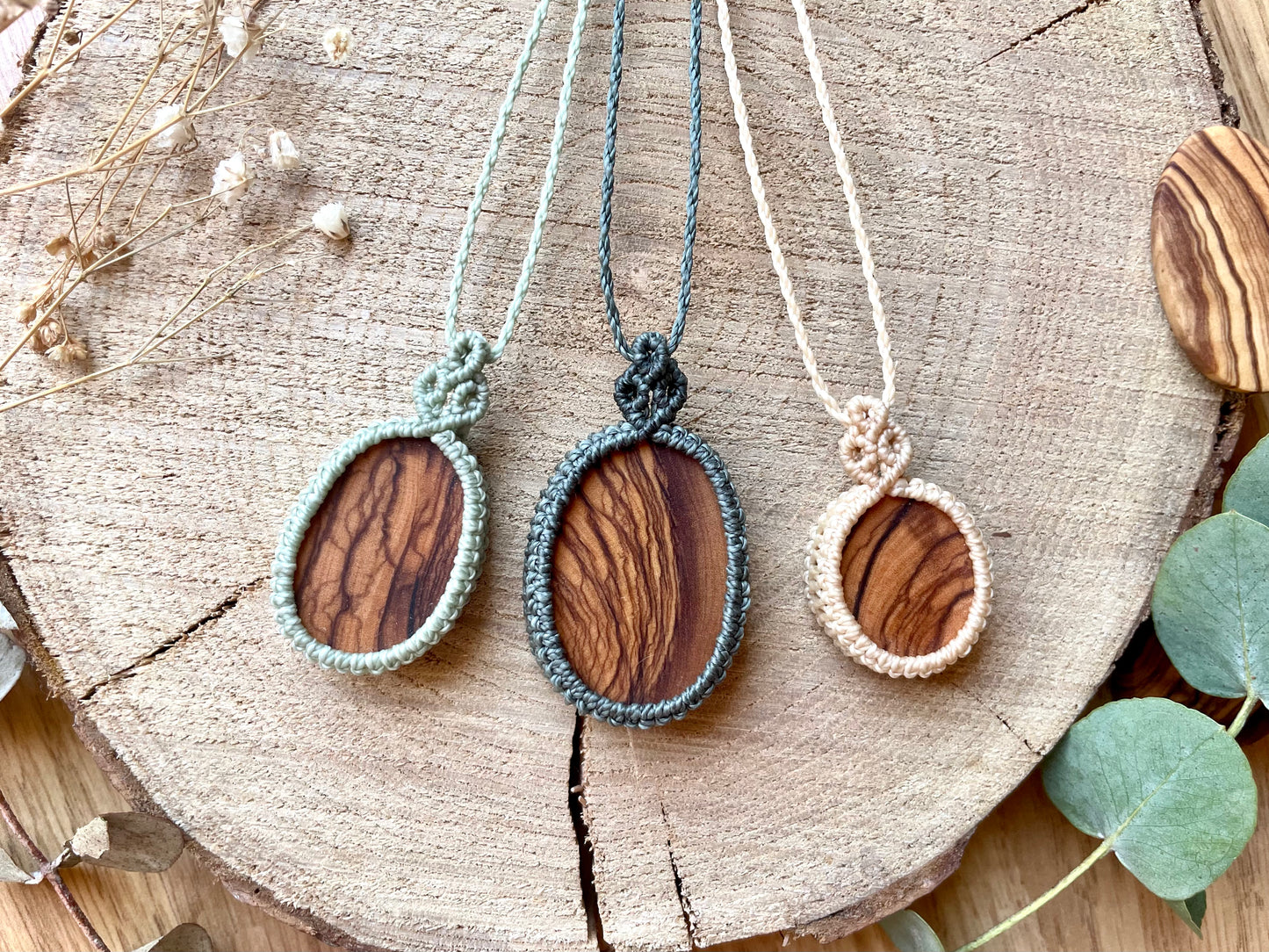 Colgantes en color claro con madera de olivo