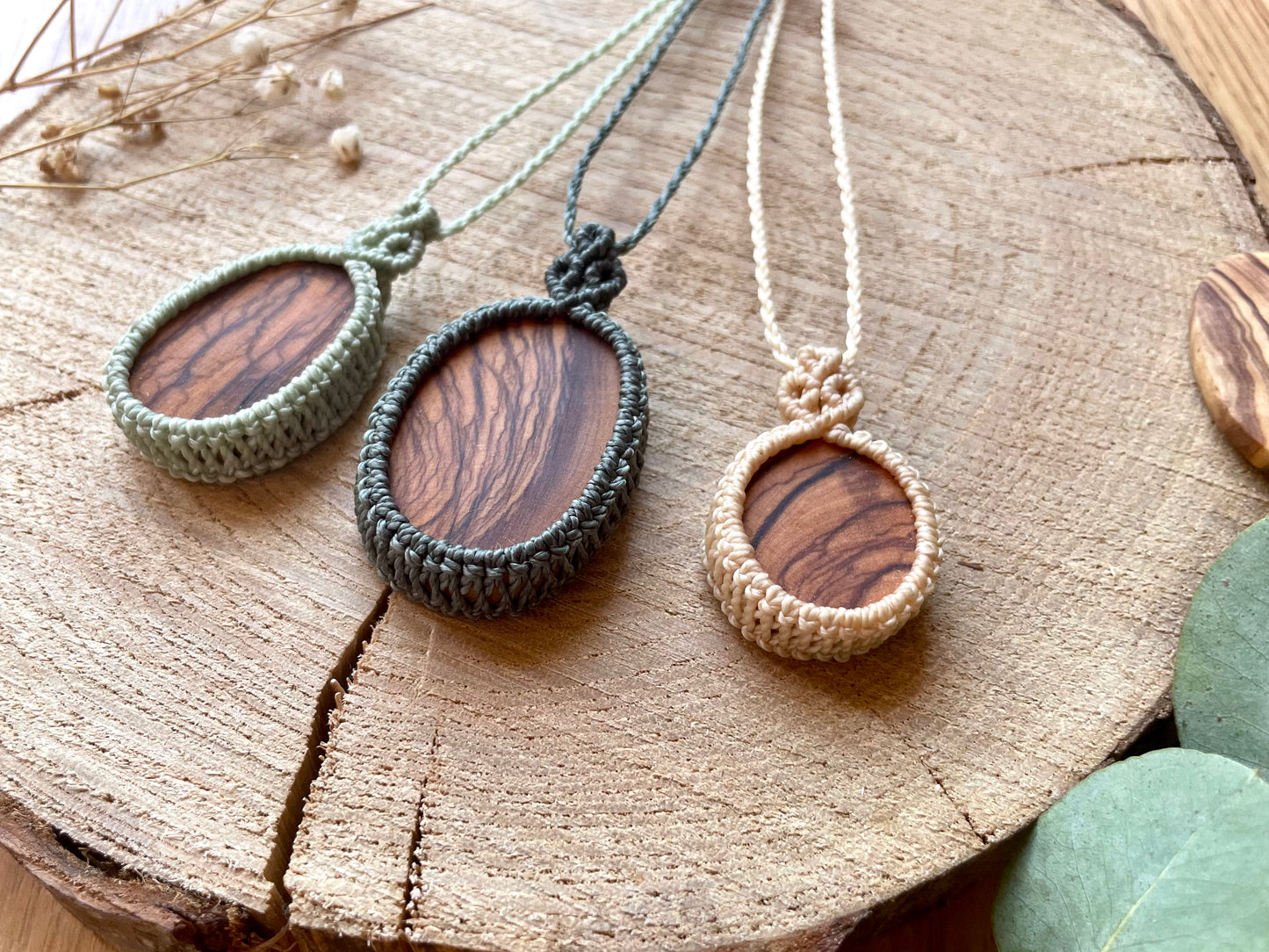 Colgantes en color claro con madera de olivo