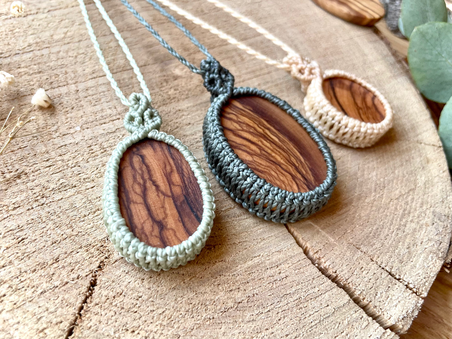 Colgantes en color claro con madera de olivo