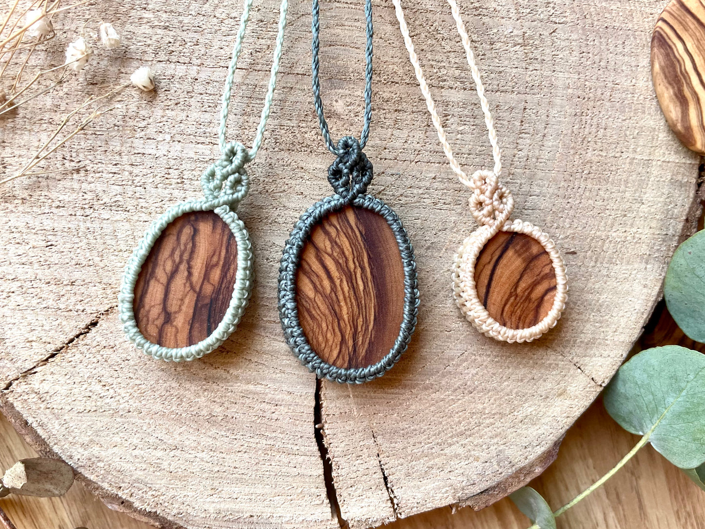 Colgantes en color claro con madera de olivo