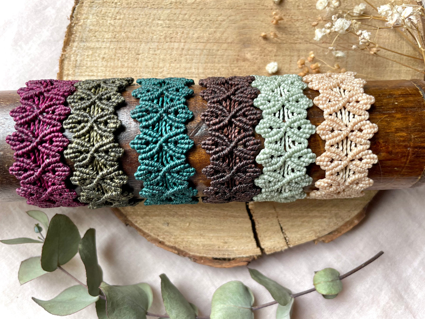 Pulseras de hilo en varios colores