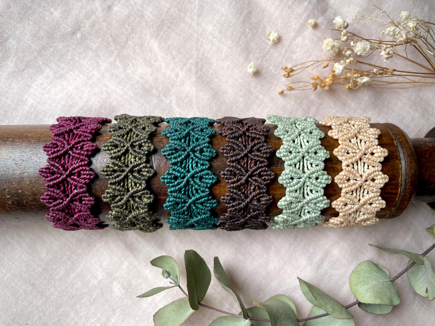 Pulseras de hilo en varios colores