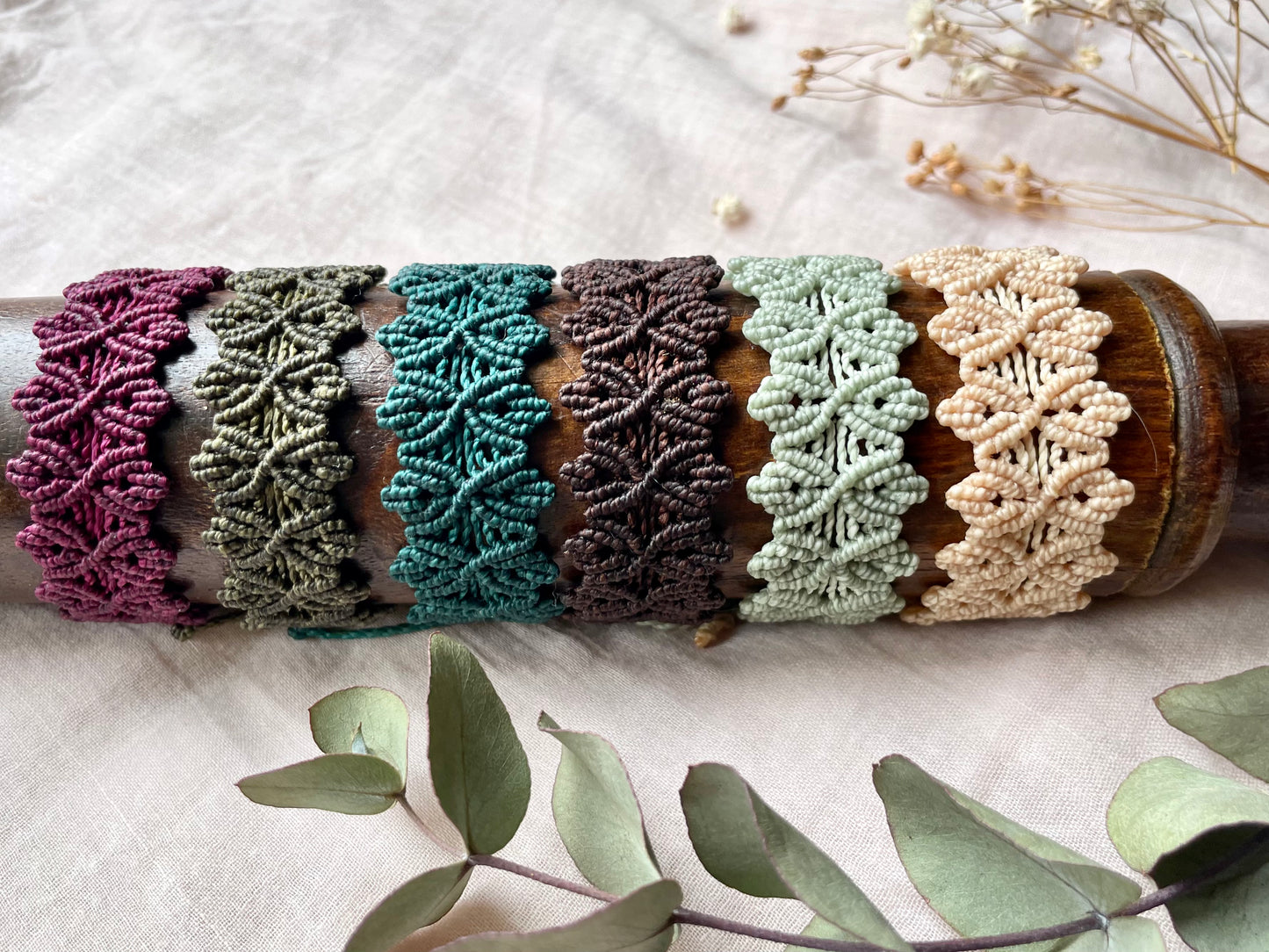 Pulseras de hilo en varios colores